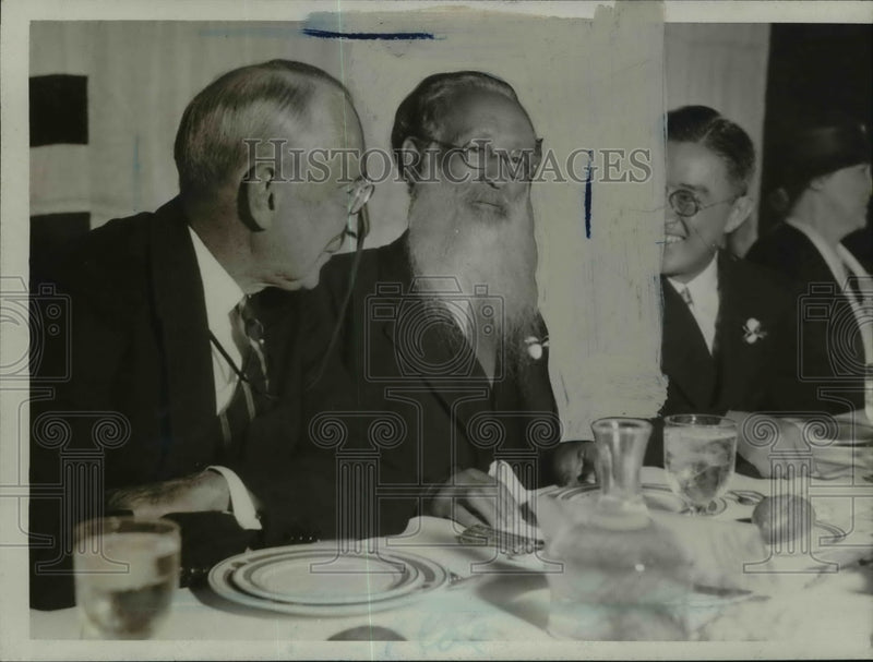 Load image into Gallery viewer, 1933 Press Photo Senator Imai of Japan silk firm with Rufus Daweds, T Komatshi
