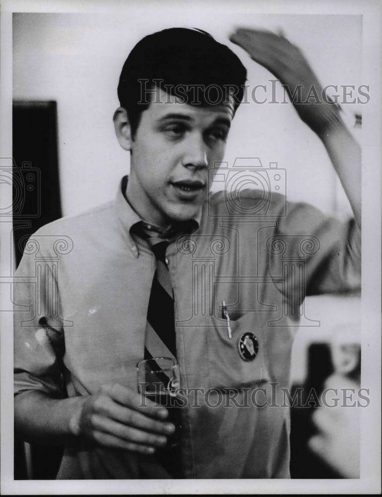 Load image into Gallery viewer, 1969 Press Photo Socialist Mayor Candidate Sydney Stapleton - nep03549

