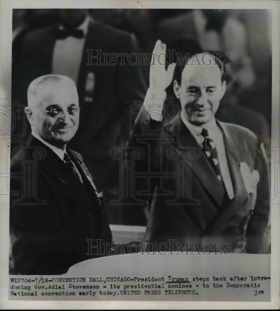 1952 Press Photo President Truman steps back after introducing Adlai Stevenson