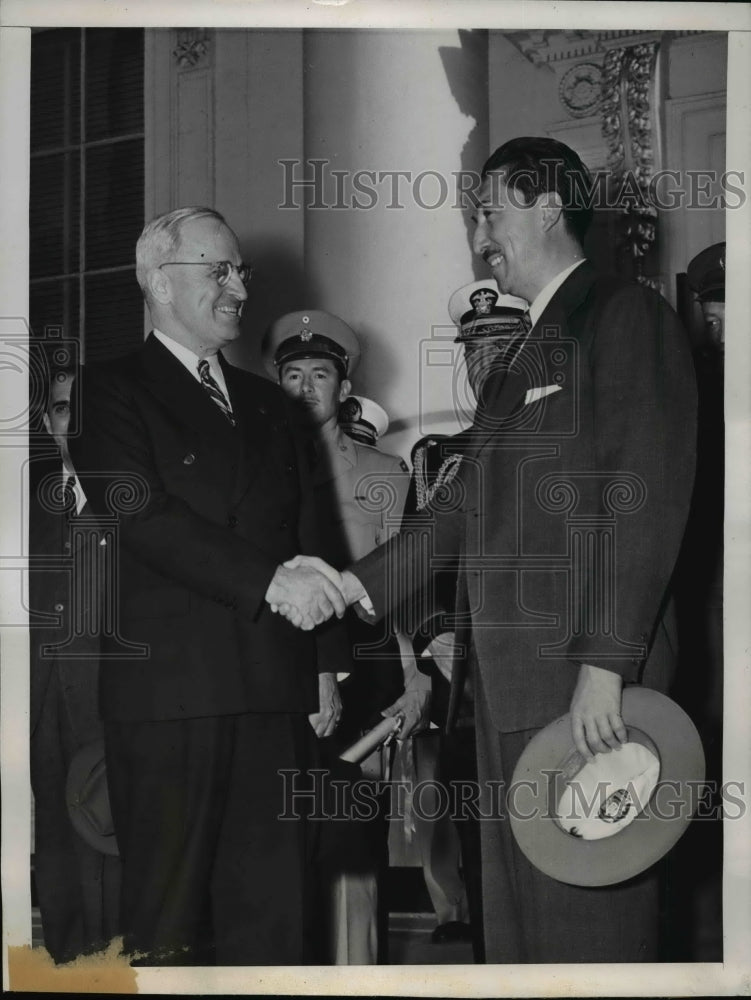 1947 Press Photo President Truman And President Miguel Aleman Pose For Cameramen