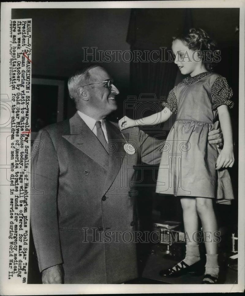 Load image into Gallery viewer, 1949 Press Photo Fay Soranlin Pins Gold Star Tag On President Truman - nep03624
