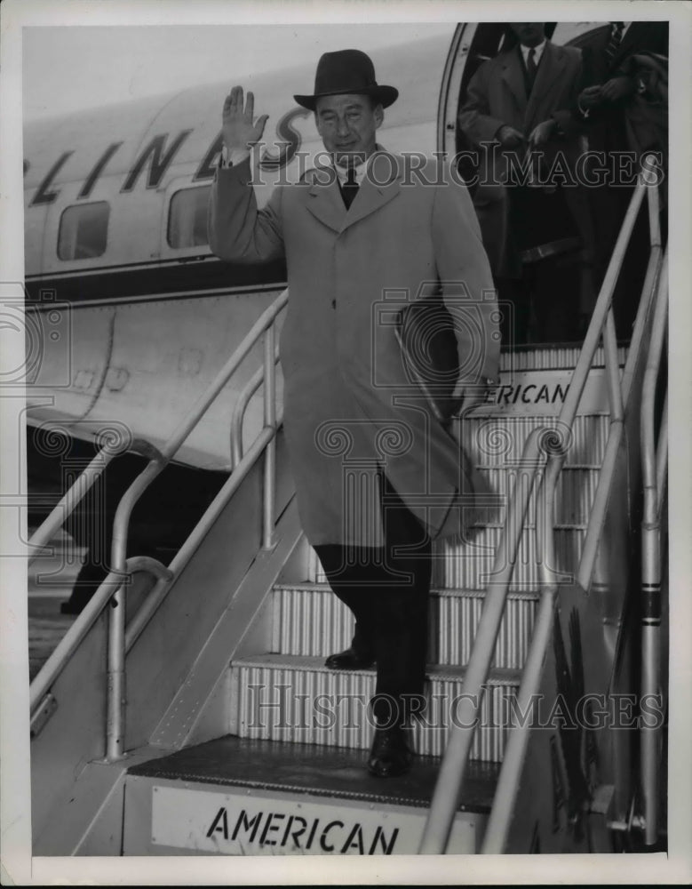 Load image into Gallery viewer, 1952 Press Photo Gov. Stevenson Stepping Off of Plane in Chicago - nep03674
