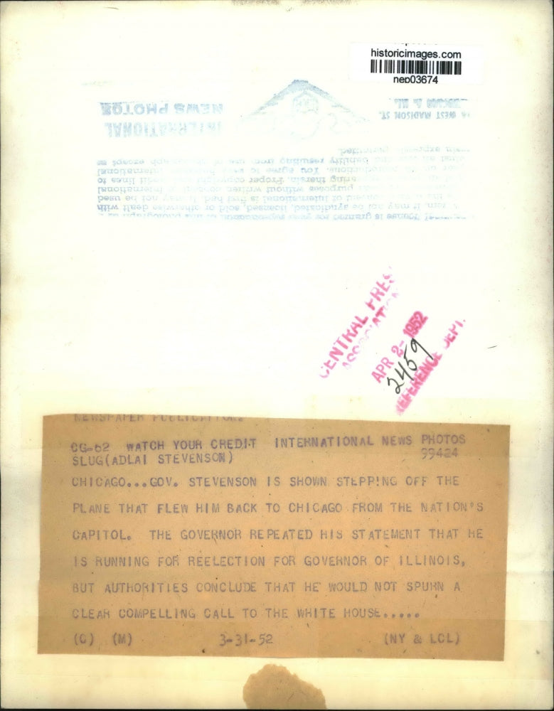 1952 Press Photo Gov. Stevenson Stepping Off of Plane in Chicago - nep03674