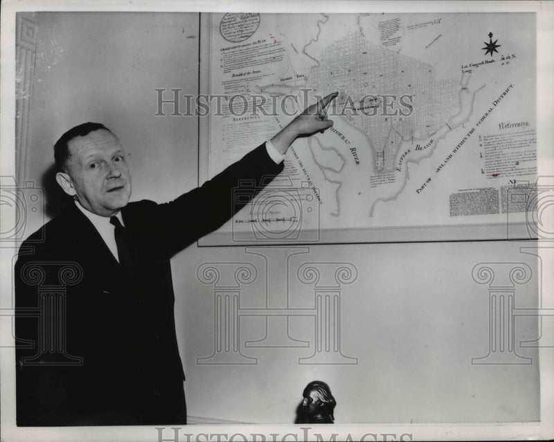 Load image into Gallery viewer, 1957 Press Photo Linton Wilson Pointing The Map - nep03682
