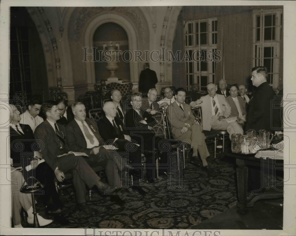 1940 Press Photo Herbert K. Hyde addresses members of his platform committee