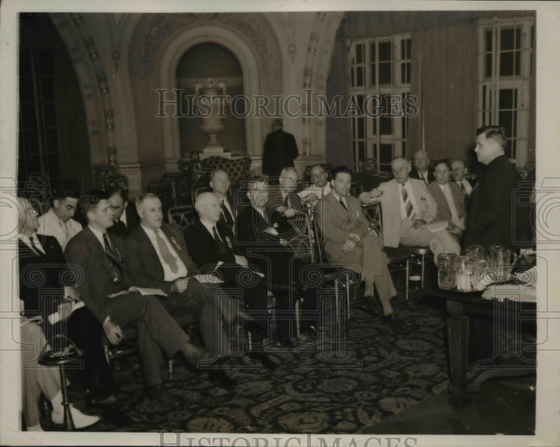 Load image into Gallery viewer, 1940 Press Photo Herbert K. Hyde addresses members of his platform committee
