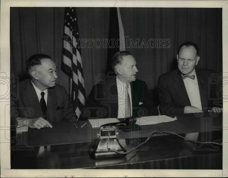 Load image into Gallery viewer, 1954 Press Photo Jose Laurel, Walter Robertson, and James Langley - nep03700
