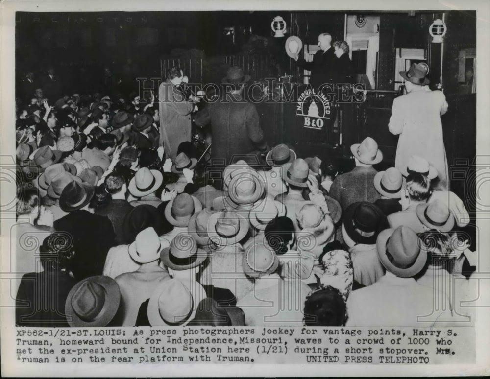 1953 Press Photo Harry S. Truman waves to a crows of 1000 - nep03810