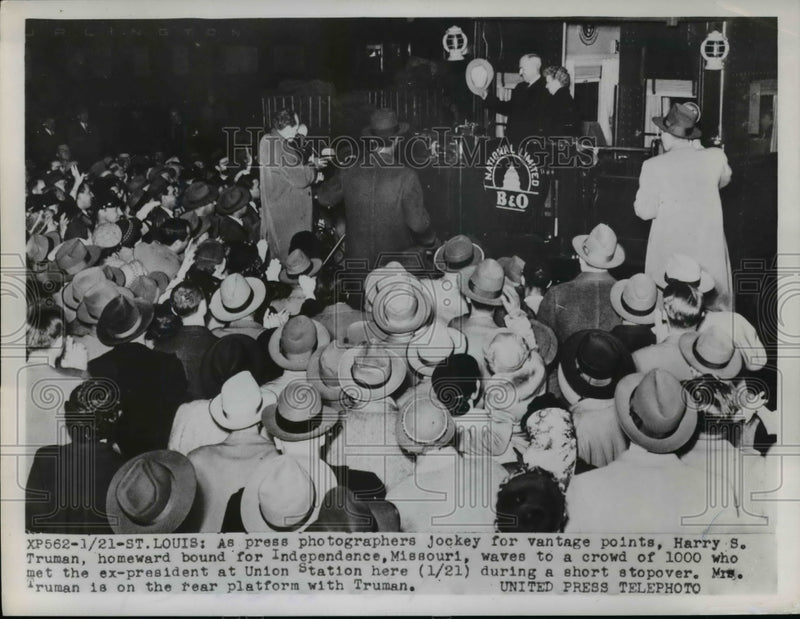 Load image into Gallery viewer, 1953 Press Photo Harry S. Truman waves to a crows of 1000 - nep03810

