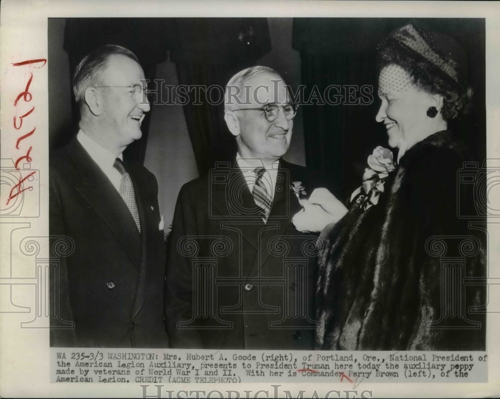 1949 Press Photo Mrs. Goode presents to President Truman the auxiliary peppy- Historic Images