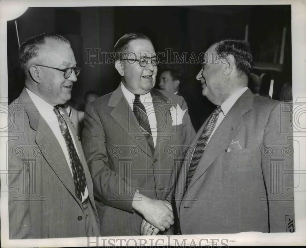 1952 Press Photo Henry Zweifel chats with Ralph Gates, Mason Owelett - nep03851