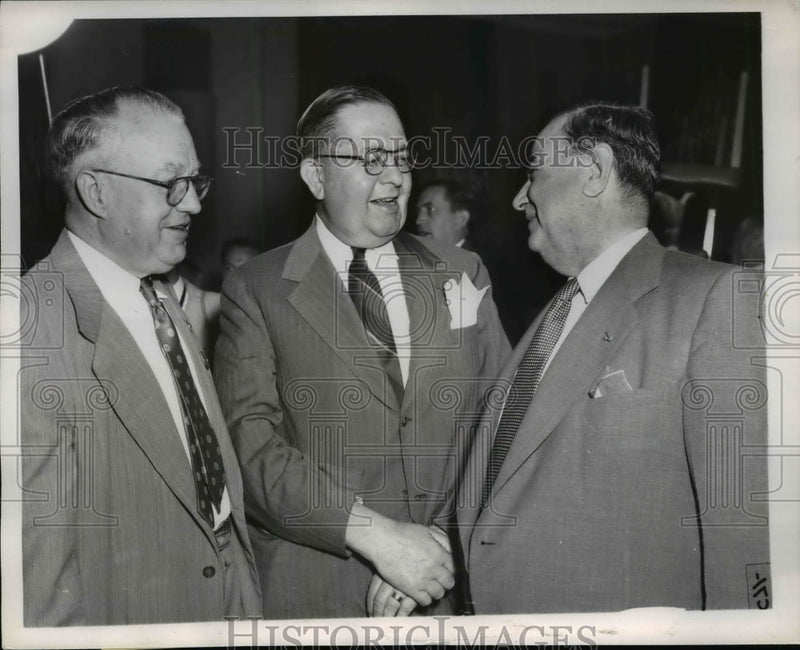 Load image into Gallery viewer, 1952 Press Photo Henry Zweifel chats with Ralph Gates, Mason Owelett - nep03851
