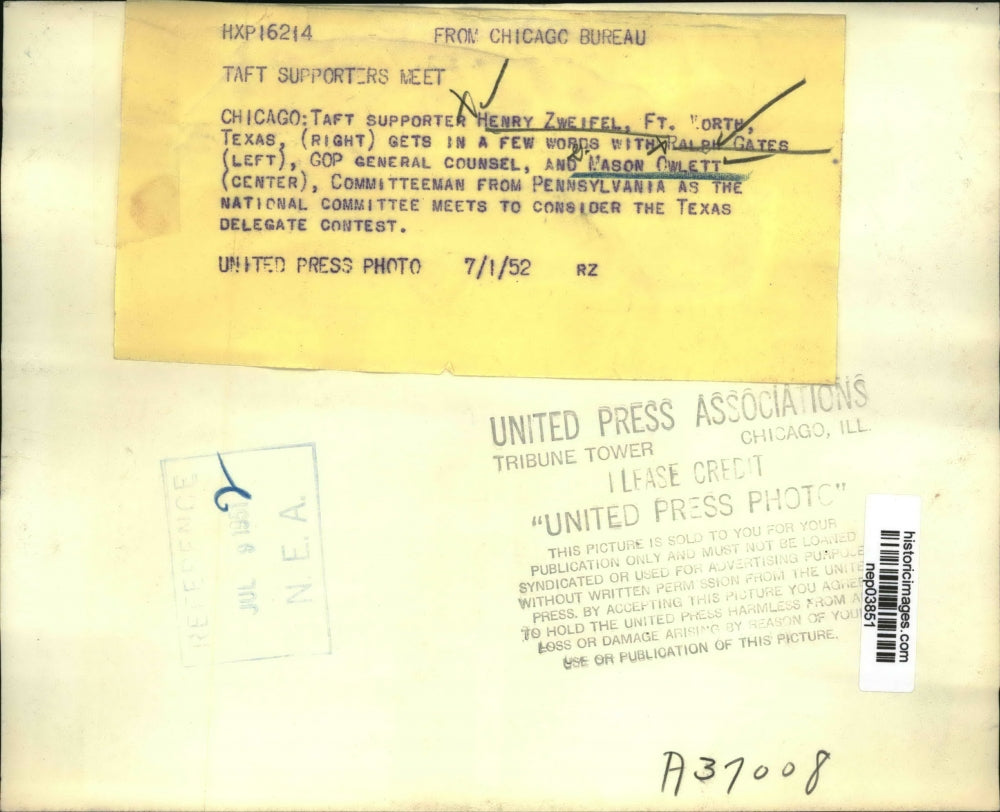 1952 Press Photo Henry Zweifel chats with Ralph Gates, Mason Owelett - nep03851