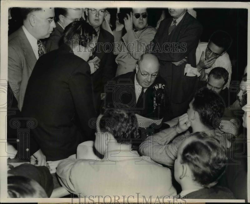Load image into Gallery viewer, 1940 Press Photo Jim Farley attempts to make a statement - nep03856

