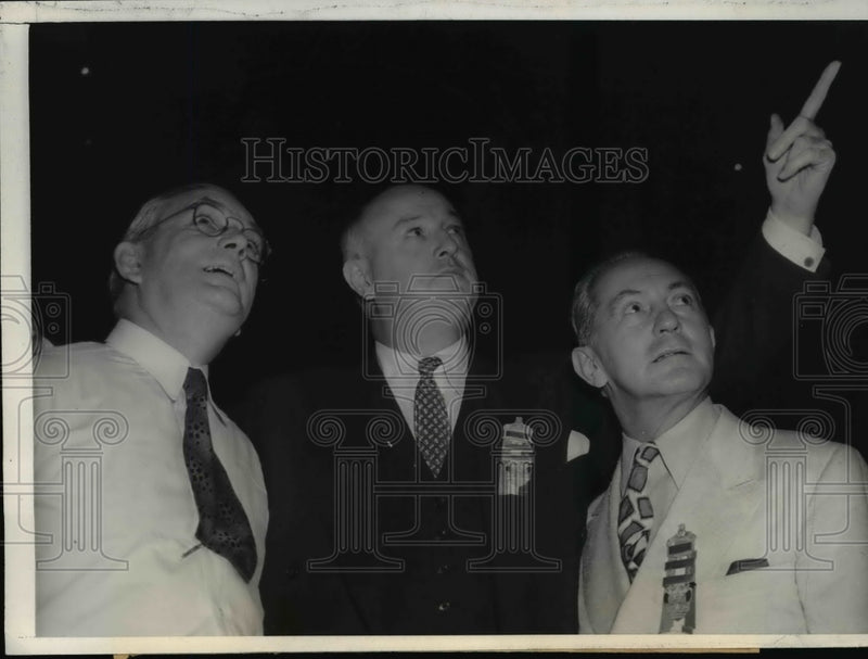 Load image into Gallery viewer, 1940 Press Photo Jim Farley talks things over with L.W. (Chip) Robert
