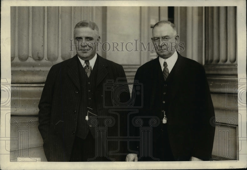 Load image into Gallery viewer, 1921 Press Photo William E. Crow, Governor Sproul at the Capitol - nep03909
