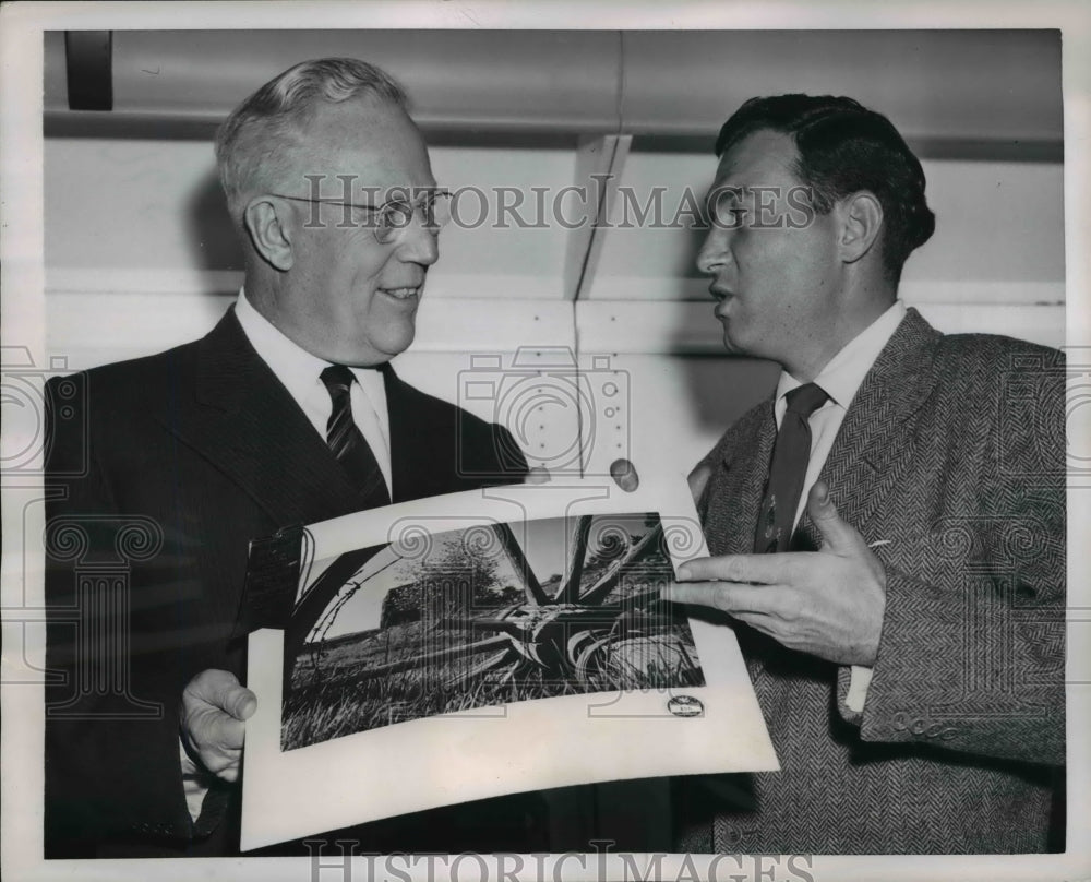 1954 Press Photo Milton Frier shows his prize-winning picture to Earl Warren