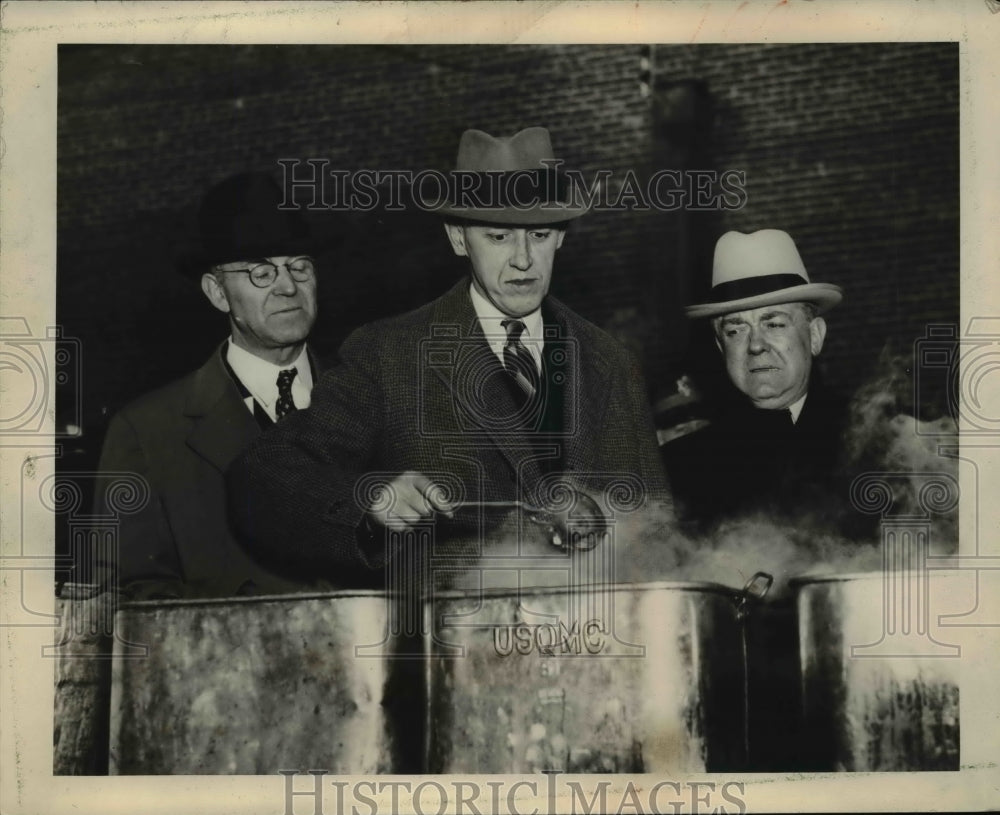 1937 Press Photo Albert Evans, Hopkins, Markham inspect the steam hot "chow"
