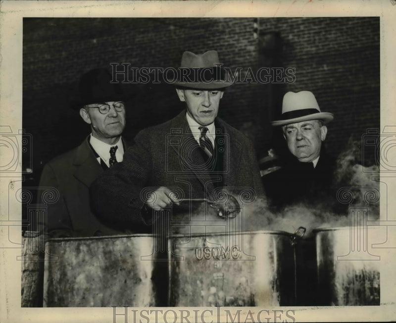 Load image into Gallery viewer, 1937 Press Photo Albert Evans, Hopkins, Markham inspect the steam hot "chow"
