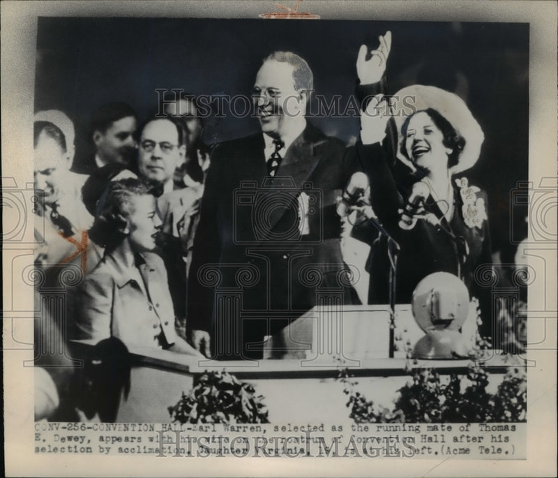 Load image into Gallery viewer, 1948 Press Photo Earl Warren, wife on the rostrum of Convention Hall - nep04005
