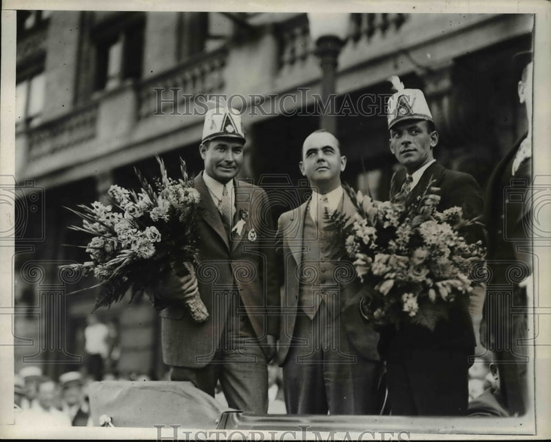 Load image into Gallery viewer, 1931 Press Photo Mayor Whalem of Chelsea, Massachusetts between two guards
