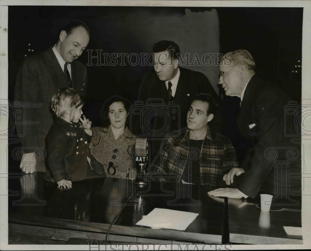 1940 Press Photo Mr. and Mrs. Mack B. Thomas, daughter attend migration hearing