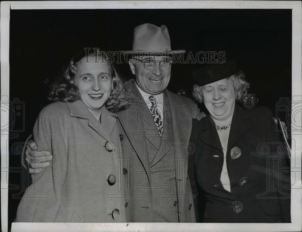 1945 Press Photo Harry S. Truman greeted by his wife and daughter, Margaret