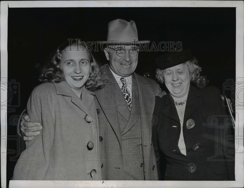 Load image into Gallery viewer, 1945 Press Photo Harry S. Truman greeted by his wife and daughter, Margaret
