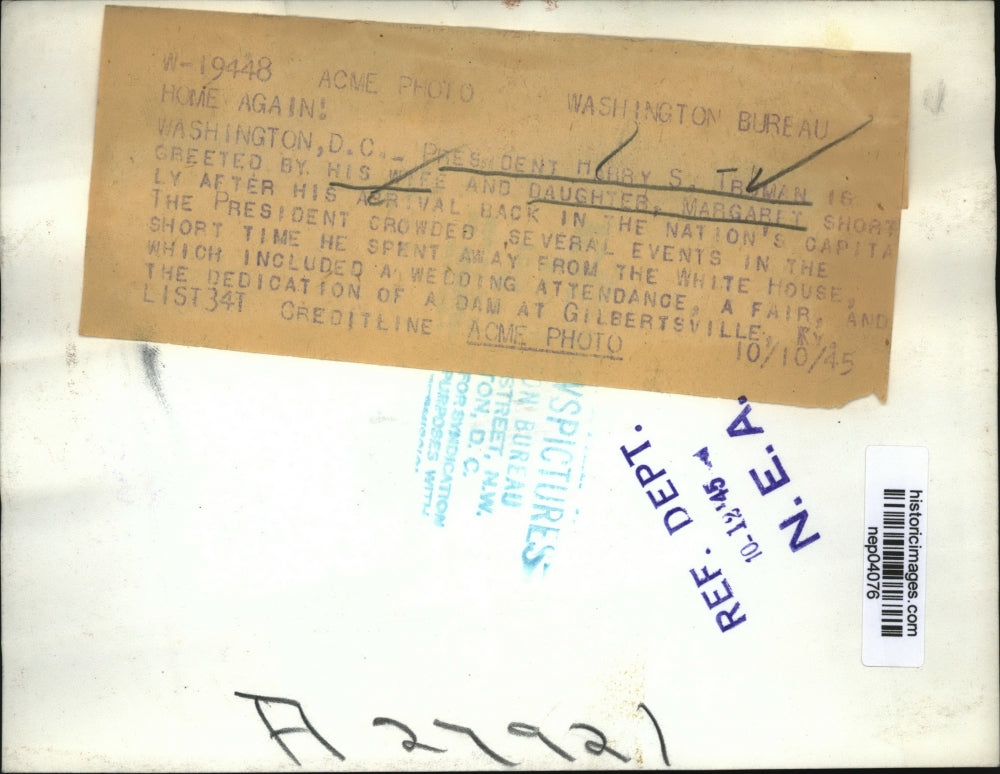 1945 Press Photo Harry S. Truman greeted by his wife and daughter, Margaret