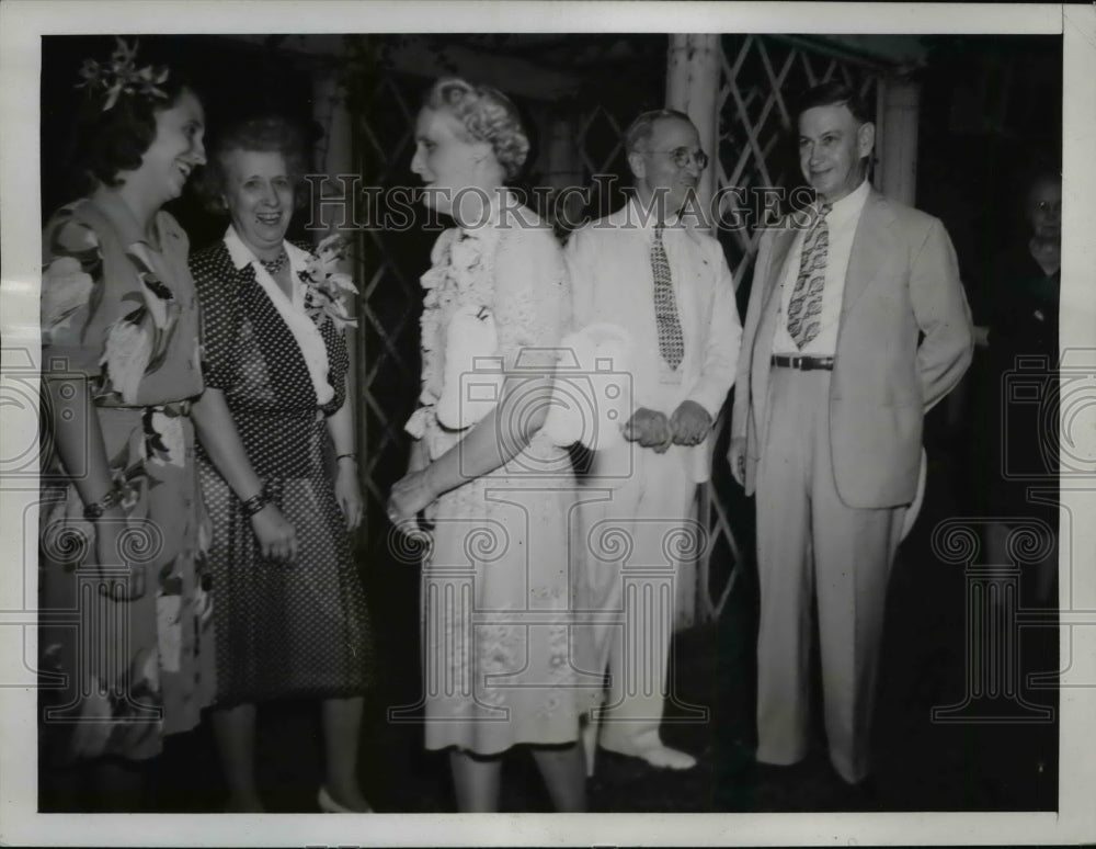 1944 Press Photo Truman family accepts congratulations on Democratic nomination