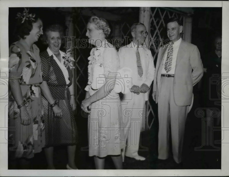 Load image into Gallery viewer, 1944 Press Photo Truman family accepts congratulations on Democratic nomination
