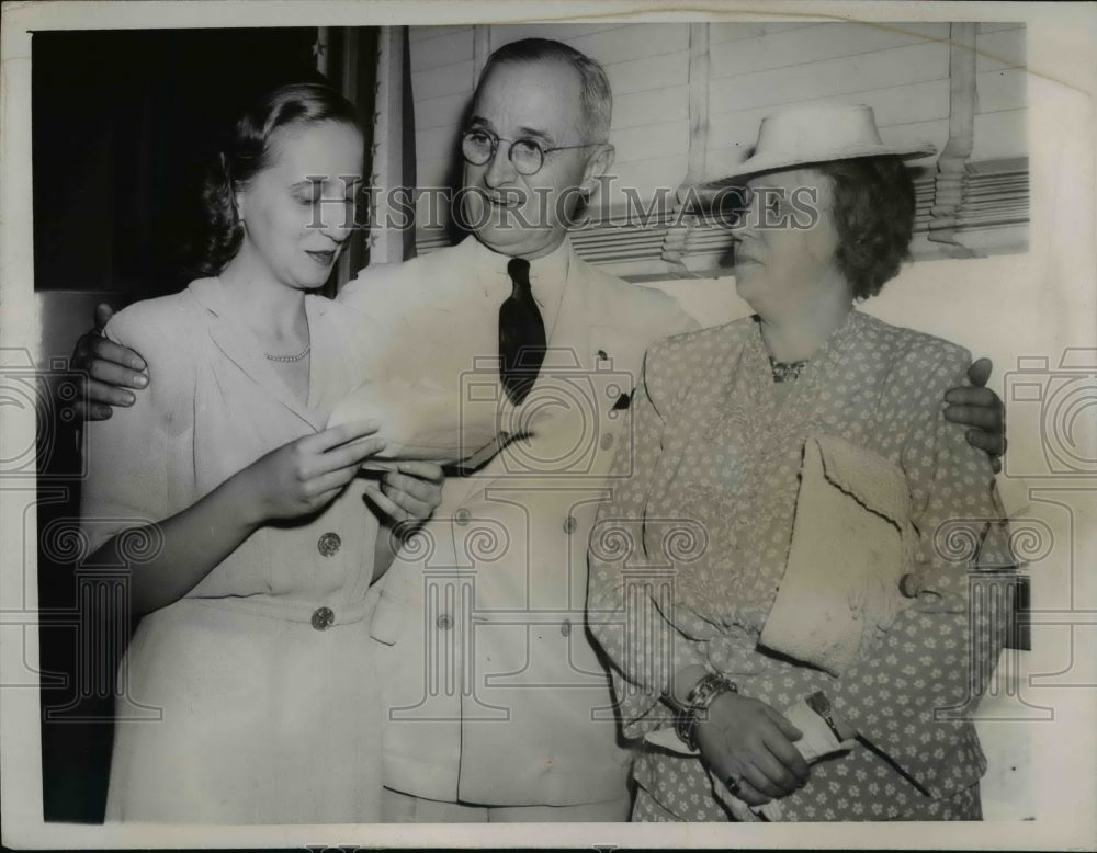 1944 Press Photo The Trumans read congratulatory messages in their Chicago hotel