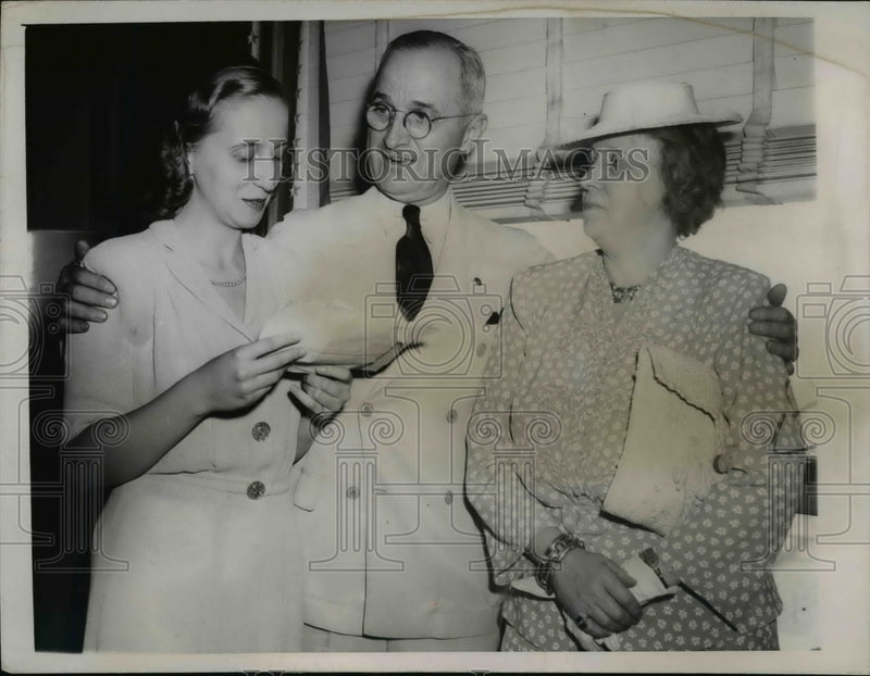 Load image into Gallery viewer, 1944 Press Photo The Trumans read congratulatory messages in their Chicago hotel
