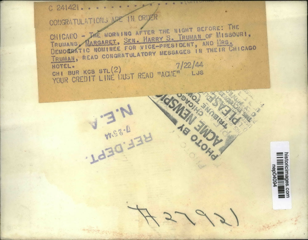 1944 Press Photo The Trumans read congratulatory messages in their Chicago hotel