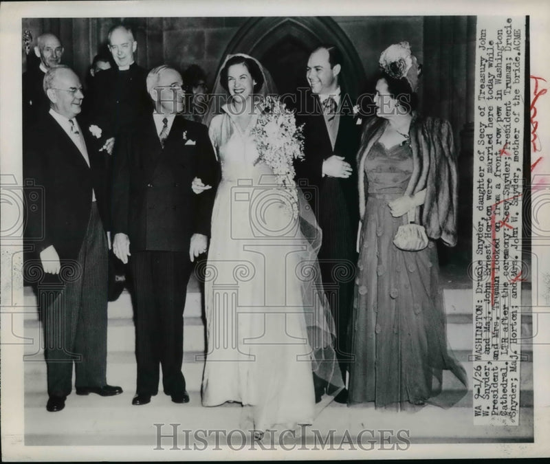 Load image into Gallery viewer, 1950 Press Photo Drucie Snyder, John Ernest Horton marry at Washington Cathedral
