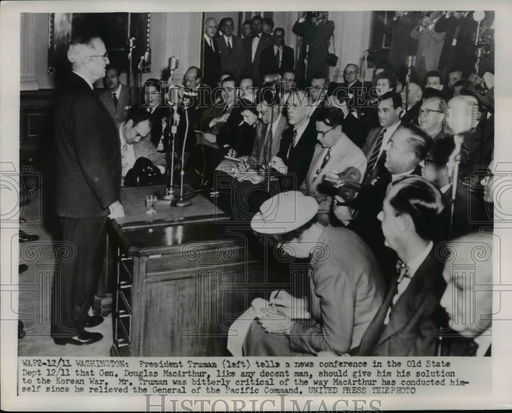 1952 Press Photo Truman speaks on Douglas MacArthur at a news conference