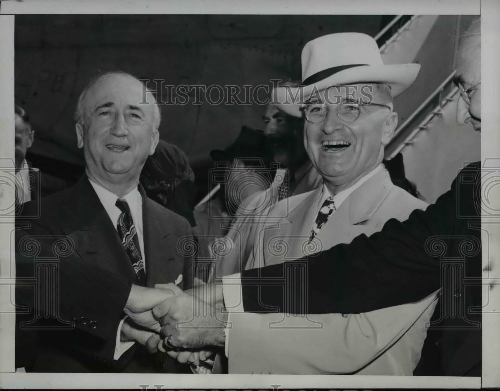 1946 Press Photo President Truman greeted by James Byrnes - nep04142