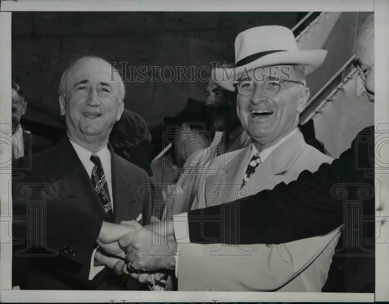 Load image into Gallery viewer, 1946 Press Photo President Truman greeted by James Byrnes - nep04142
