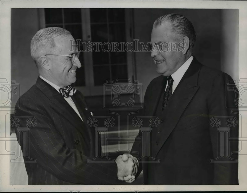 Load image into Gallery viewer, 1946 Press Photo Warren Austin greeted by President Truman - nep04144
