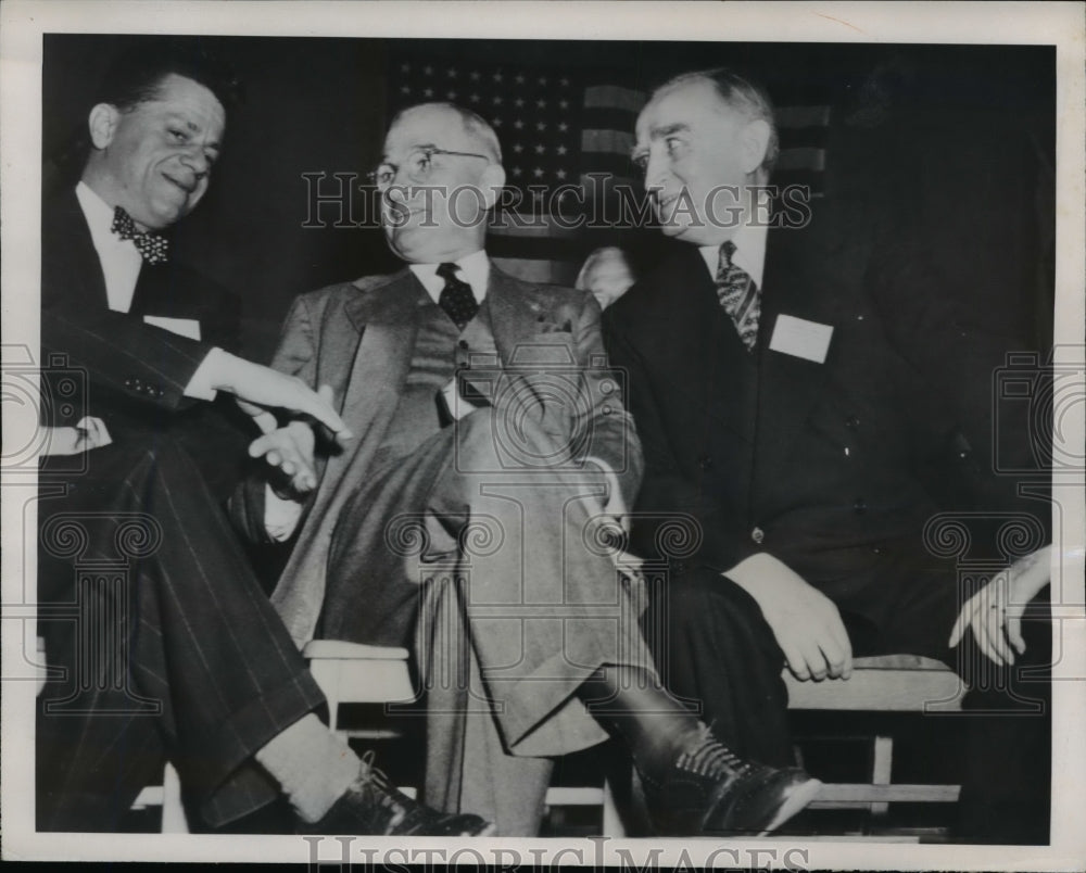 1950 Press Photo Robert Rose extends his greetings to President Truman