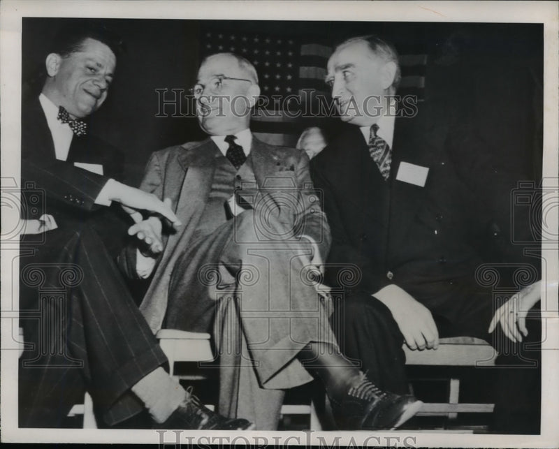 Load image into Gallery viewer, 1950 Press Photo Robert Rose extends his greetings to President Truman
