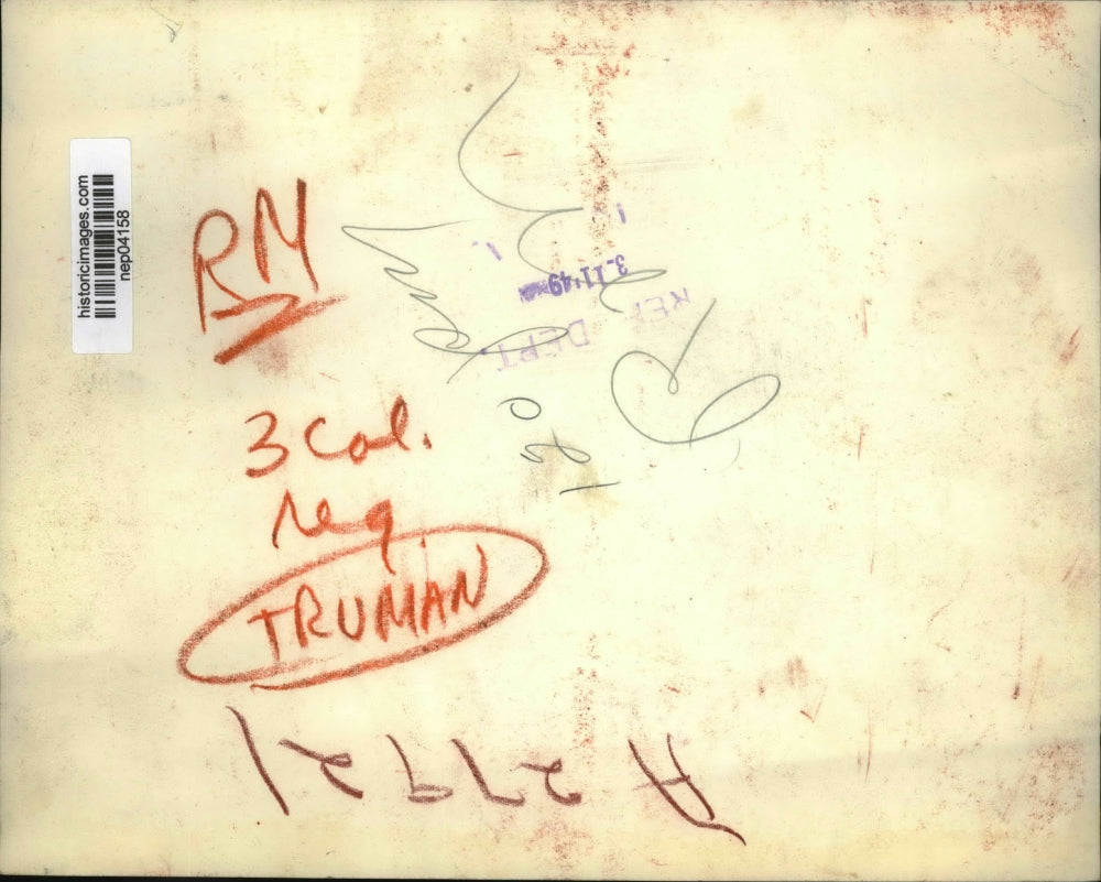 1949 Press Photo President Truman joins in a three-way handshake - nep04158