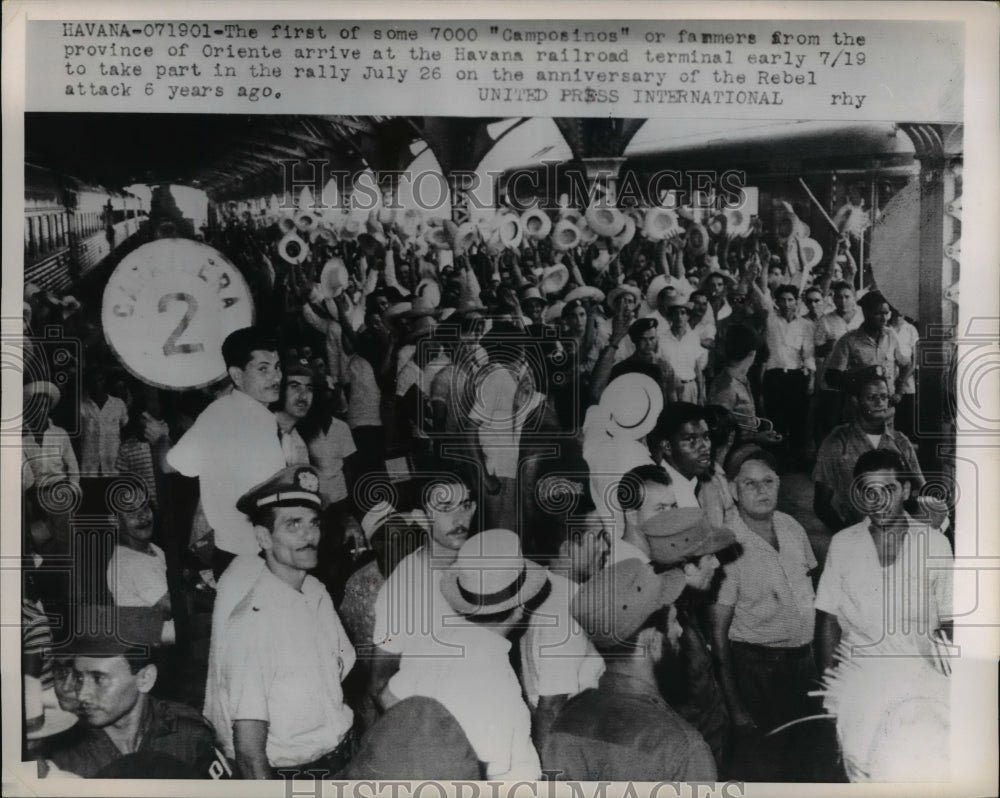 1959 Press Photo Farmers from Oriente arrive at the Havana railroad terminal