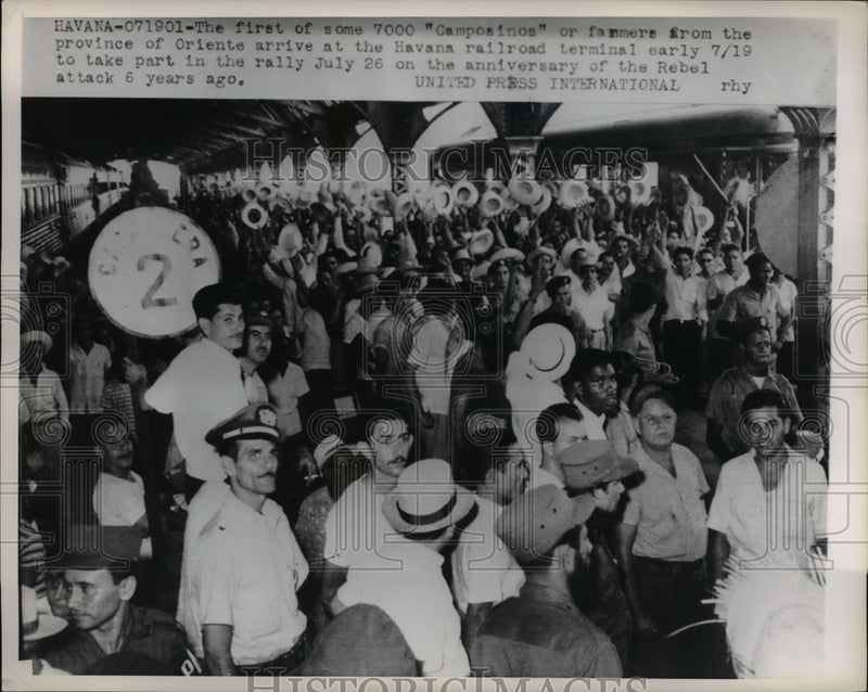 Load image into Gallery viewer, 1959 Press Photo Farmers from Oriente arrive at the Havana railroad terminal
