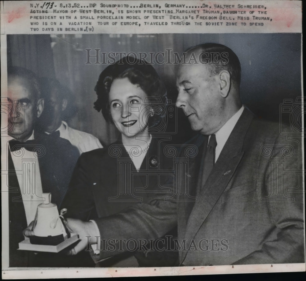 1952 Press Photo Dr. Schreiber presents Truman a porcelain model of Freedom Bell- Historic Images