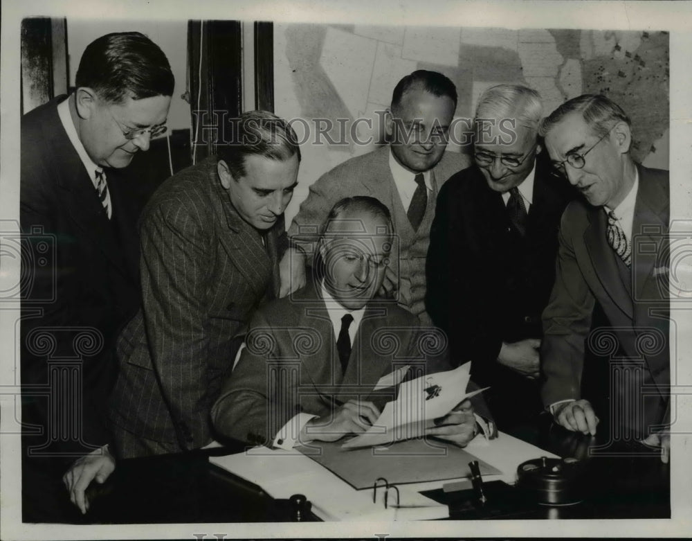 1938 Press Photo U.S. Housing Authority Signs Contracts - nep04197