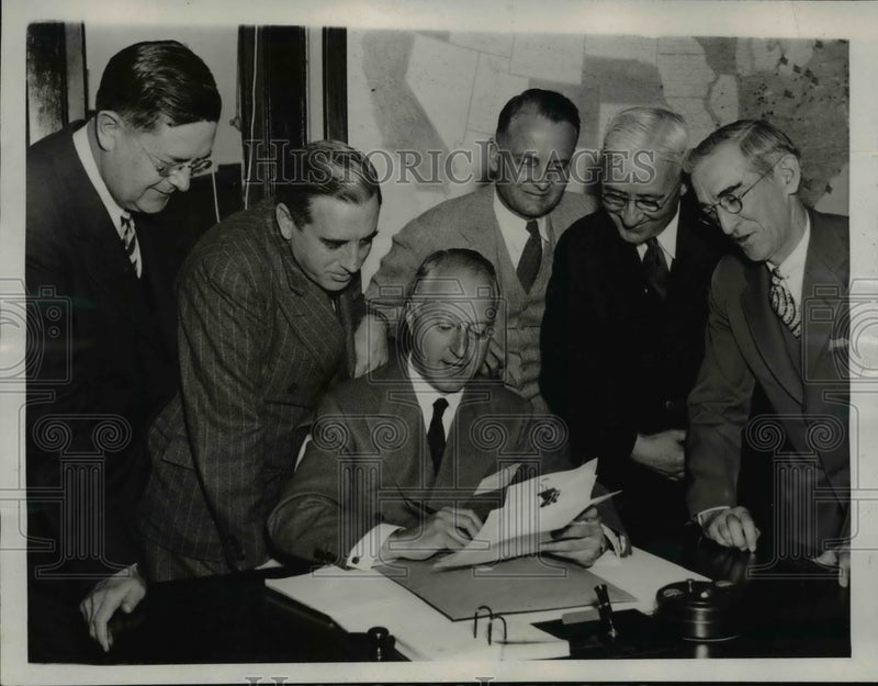 Load image into Gallery viewer, 1938 Press Photo U.S. Housing Authority Signs Contracts - nep04197
