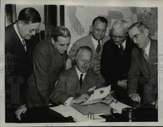 1938 Press Photo U.S. Housing Authority Signs Contracts - nep04197