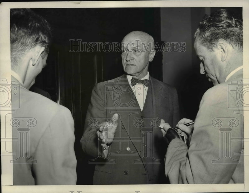 Load image into Gallery viewer, 1955 Press Photo Se. Alexander Smith While Talking To The Reporters - nep04201
