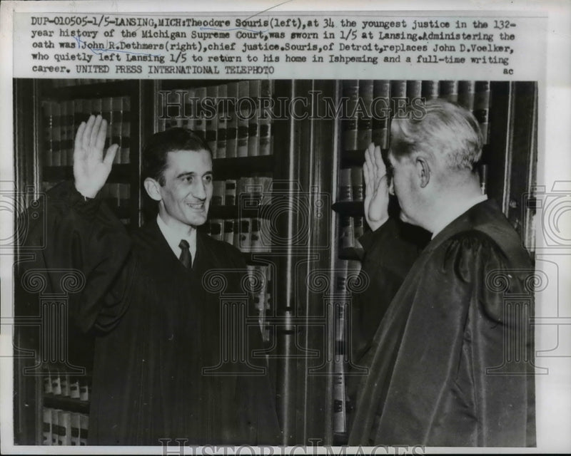 Load image into Gallery viewer, 1960 Press Photo Theodore Souris And Chief Justice John Dethmers - nep04223
